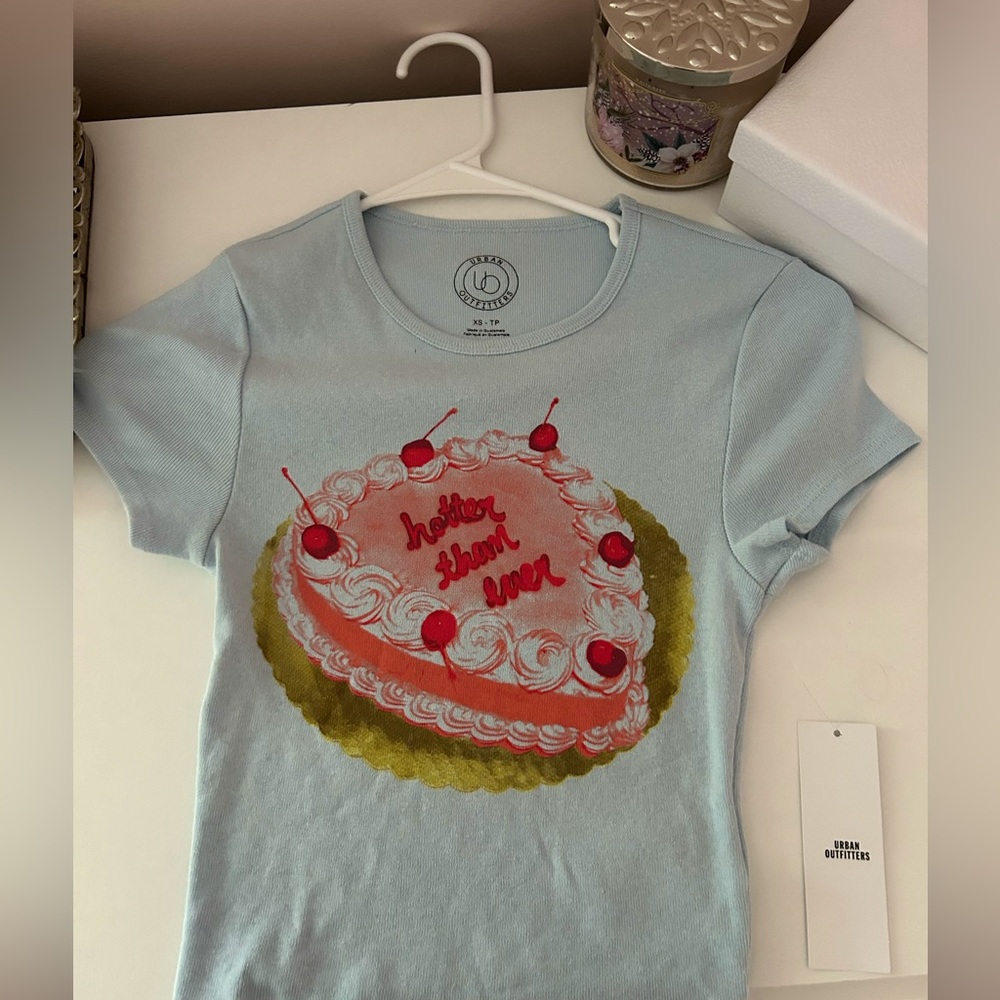 Urban Outfitters Kimchi Blue Cake Perfect Baby Tee size XS 🎂